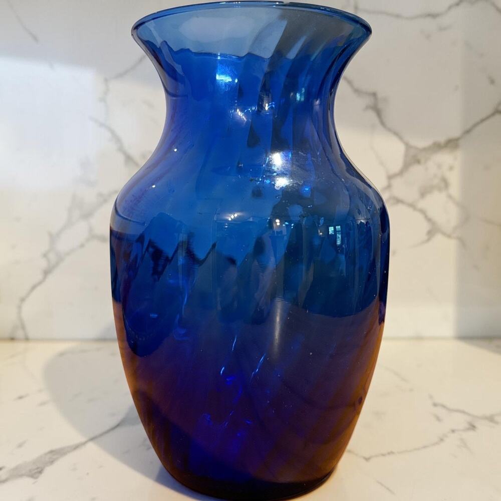 Vintage Indiana Glass cobalt blue “illusions” swirl vase in excellent condition